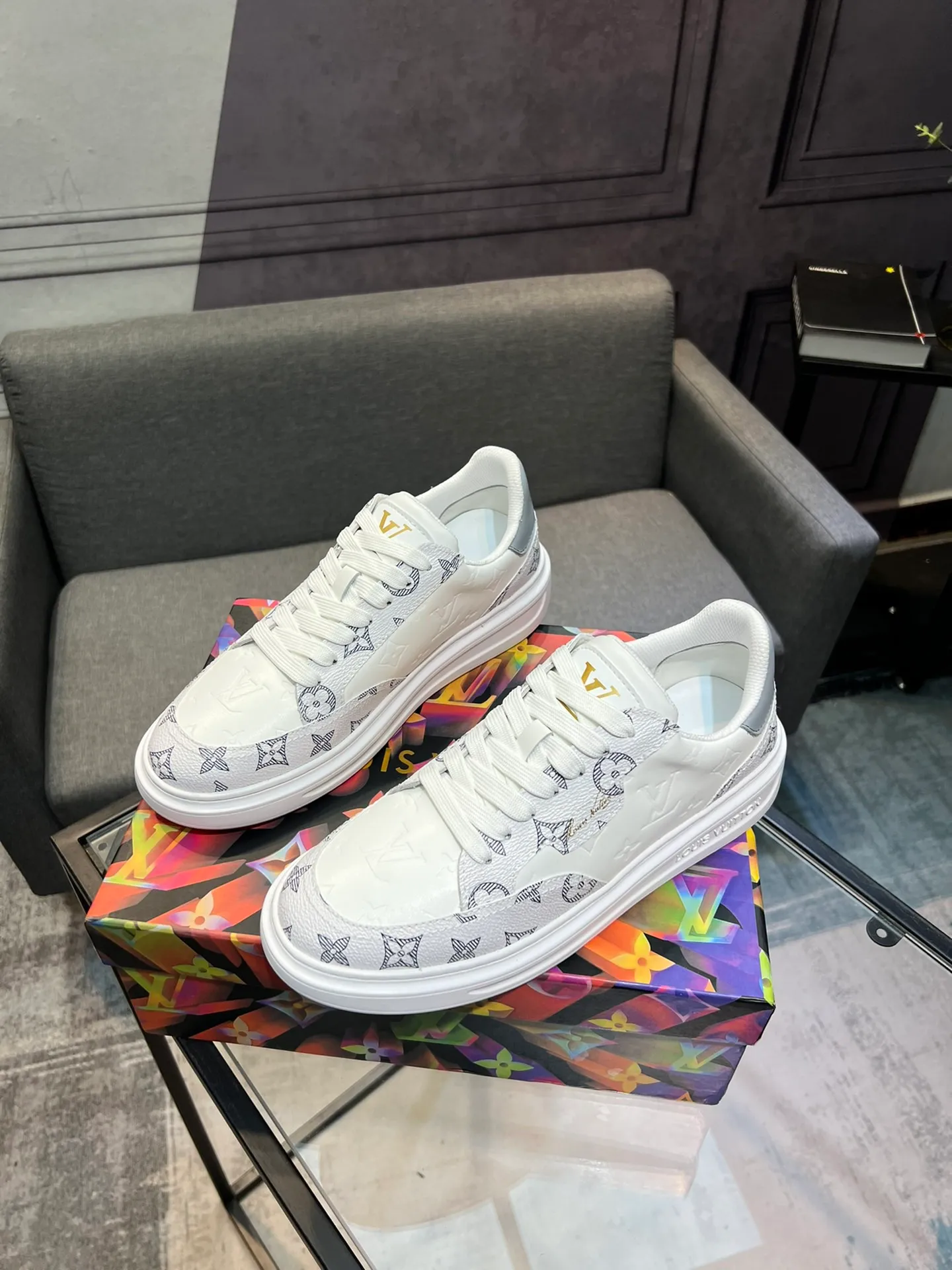 Men's Men's Shoes 💰540 LV Louis Vuitton. The latest fashionable casual shoes are popular in physical stores. The new spring and summer comfortable imported custom patent leather plus cowhide, cowhide mesh, and unique jacquard fabric element design. With sheepskin lining, Lv original base, [sun][sun] high-end packaging and high quality💪Details determine quality, welcome to compare🇮🇹Code number 38-44, 45 can be customized